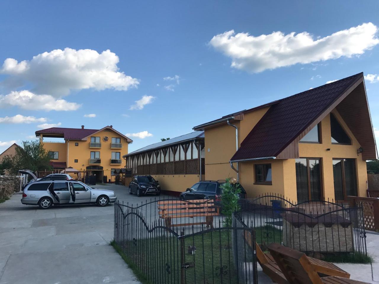 Villa Eden Delux Yanoshi Bagian luar foto